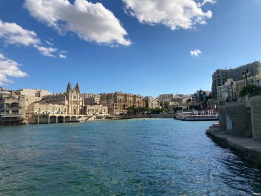 Vallettas 'ın panoramik yaz manzaraları. Tarihi mimari ve hareketli sokaklar açık gökyüzü altında yakalandı..