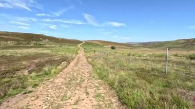 Doğu Lothian 'daki İskoçya yamaç yürüyüşü: Yuvarlanan tepeler, çimenli yamaçlar ve açık kırsal alanlar boyunca parlak gökyüzü ve temiz hava altında yürüme görüntüleri.