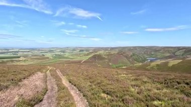 Doğu Lothian 'daki İskoçya yamaç yürüyüşü: Yuvarlanan tepeler, çimenli yamaçlar ve açık kırsal alanlar boyunca parlak gökyüzü ve temiz hava altında yürüme görüntüleri.