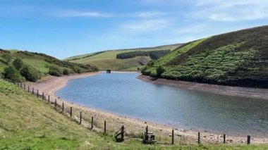İskoçya Lammerlaw Loch: İskoçya 'nın doğu Lothian kentindeki Lammerlaw Gölü' nün sakin sularını gösteren videolar, Lammermuir Tepeleri 'ne yerleşmiş, sakin yansımalar ve doğal güzellikler sunuyor.. 