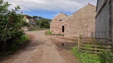 İskoçya 14 Temmuz 2025: Longyester, Doğu Lothian 'da yürüyüş videoları, kırsal cazibesini, geleneksel taş kulübelerini ve kırsal manzarasını ele geçirerek, İskoç köyü yaşamına bir bakış sunuyor.