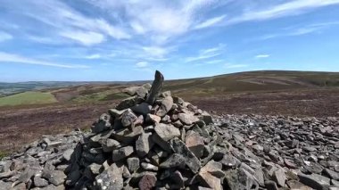 İskoçya Rahibi Law Hill zirvesi cairn: Doğu Lothian 'daki antik taş mağaranın tepesinde Lammermuir Tepeleri ve çevresindeki manzaraların panoramik görüntülerini sunan videolar.