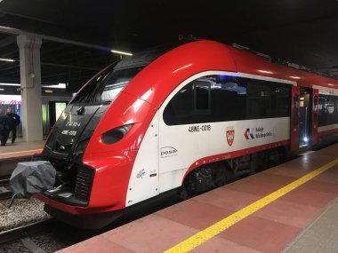 Poznan şehir istasyonundaki tren ve aktiviteler lokomotifleri, platformları, rayları ve banliyö hareketlerini yakalıyor.