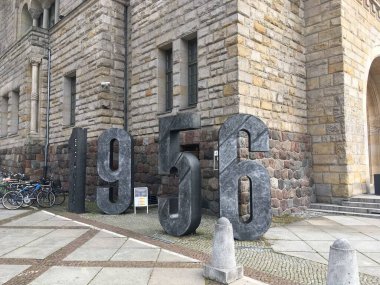 Pozna şehri, Rönesans konutlarından ve Art Nouveau cephesinden modern kulelere ve günlük yaşamdaki tarihi meydanlara çeşitli mimari görüntüler yakalıyor. Polonya