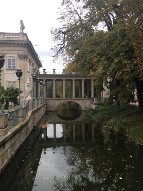 Pozna şehri, Rönesans konutlarından ve Art Nouveau cephesinden modern kulelere ve günlük yaşamdaki tarihi meydanlara çeşitli mimari görüntüler yakalıyor. Polonya