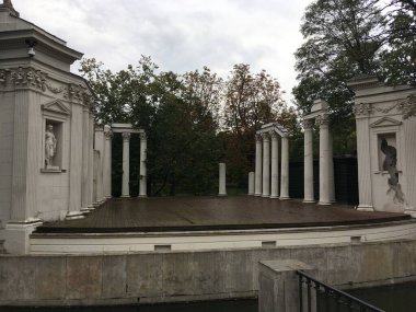 Pozna şehri, Rönesans konutlarından ve Art Nouveau cephesinden modern kulelere ve günlük yaşamdaki tarihi meydanlara çeşitli mimari görüntüler yakalıyor. Polonya