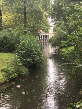 Pozna şehri, Rönesans konutlarından ve Art Nouveau cephesinden modern kulelere ve günlük yaşamdaki tarihi meydanlara çeşitli mimari görüntüler yakalıyor. Polonya