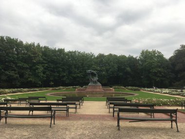 Pozna şehri, Rönesans konutlarından ve Art Nouveau cephesinden modern kulelere ve günlük yaşamdaki tarihi meydanlara çeşitli mimari görüntüler yakalıyor. Polonya