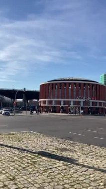 İspanya 'daki Madrid şehir merkezini gösteren sokak seviyesinde bir video.