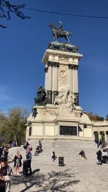 İspanya 'daki Madrid şehir merkezini gösteren sokak seviyesinde bir video.