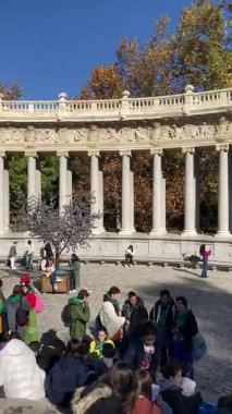 İspanya 'daki Madrid şehir merkezini gösteren sokak seviyesinde bir video.