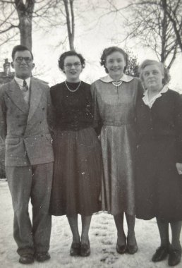 1940 'ların geçmişine ait eski siyah beyaz bir fotoğraf.