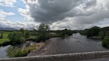 Spey 'in nehir kenarlarında akan sular, kiremit kıyıları, yemyeşil ormanlar, vahşi yaşam aktiviteleri ve sakin Highland manzarası..