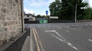 Taştan kulübeler, orman yolları, geleneksel binalar ve sakin Highland atmosferiyle Nethy Köprüsü köyünde geziniyorum..