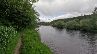 Spey 'in nehir kenarlarında akan sular, kiremit kıyıları, yemyeşil ormanlar, vahşi yaşam aktiviteleri ve sakin Highland manzarası..