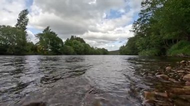 Spey 'in nehir kenarlarında akan sular, kiremit kıyıları, yemyeşil ormanlar, vahşi yaşam aktiviteleri ve sakin Highland manzarası..