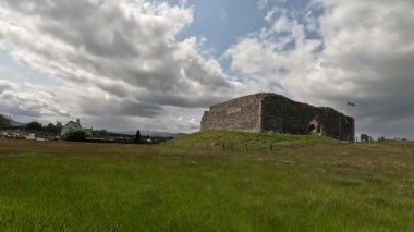 Nethy Köprüsü 'nün yanındaki harabe avlu kalesi Roy Kalesi, antik taş duvarlar, kemerli kapılar, manzaralı bir tepeye kurulmuş kule kalıntıları..