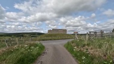 Nethy Köprüsü 'nün yanındaki harabe avlu kalesi Roy Kalesi, antik taş duvarlar, kemerli kapılar, manzaralı bir tepeye kurulmuş kule kalıntıları..