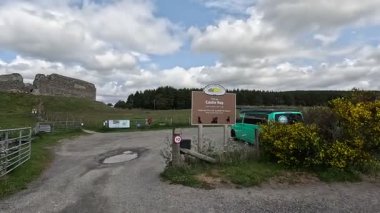 Nethy Köprüsü 'nün yanındaki harabe avlu kalesi Roy Kalesi, antik taş duvarlar, kemerli kapılar, manzaralı bir tepeye kurulmuş kule kalıntıları..