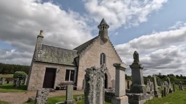 Nethy Köprüsü yakınlarındaki tarihi Abernethy Eski Kirk, mezarlığı, taş duvarları, kemerleri ve ormanlı Highland arka planıyla atmosferik kirk