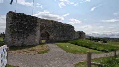 Nethy Köprüsü 'nün yanındaki harabe avlu kalesi Roy Kalesi, antik taş duvarlar, kemerli kapılar, manzaralı bir tepeye kurulmuş kule kalıntıları..