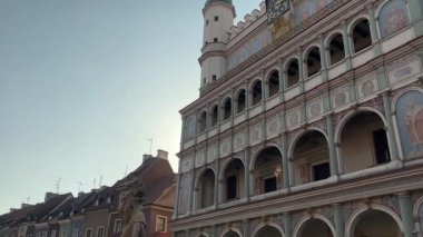 Merkez Poznan şehri, Polonya mimarisi, eski ve yeni binaların bir karışımı, açık alanlar ve aydınlık yaz koşullarında kentsel manzaralara sahiptir..