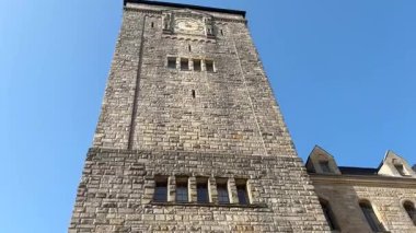 Merkez Poznan şehri, Polonya mimarisi, eski ve yeni binaların bir karışımı, açık alanlar ve aydınlık yaz koşullarında kentsel manzaralara sahiptir..