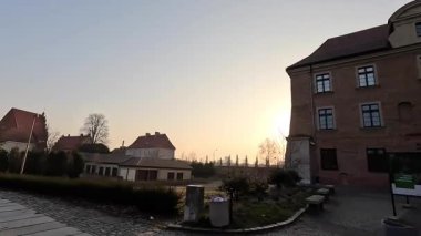 Merkez Poznan şehri, Polonya mimarisi, eski ve yeni binaların bir karışımı, açık alanlar ve aydınlık yaz koşullarında kentsel manzaralara sahiptir..