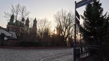 Merkez Poznan şehri, Polonya mimarisi, eski ve yeni binaların bir karışımı, açık alanlar ve aydınlık yaz koşullarında kentsel manzaralara sahiptir..