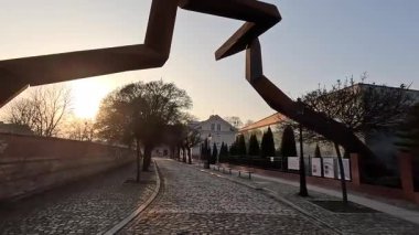 Merkez Poznan şehri, Polonya mimarisi, eski ve yeni binaların bir karışımı, açık alanlar ve aydınlık yaz koşullarında kentsel manzaralara sahiptir..