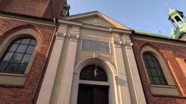 Merkez Poznan şehri, Polonya mimarisi, eski ve yeni binaların bir karışımı, açık alanlar ve aydınlık yaz koşullarında kentsel manzaralara sahiptir..