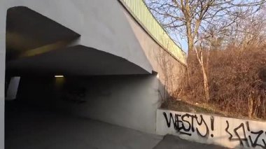 Merkez Poznan şehri, Polonya mimarisi, eski ve yeni binaların bir karışımı, açık alanlar ve aydınlık yaz koşullarında kentsel manzaralara sahiptir..