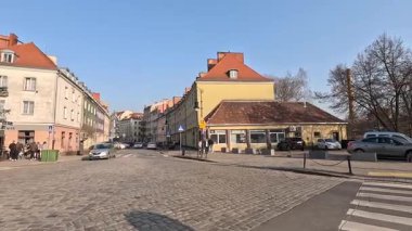 Merkez Poznan şehri, Polonya mimarisi, eski ve yeni binaların bir karışımı, açık alanlar ve aydınlık yaz koşullarında kentsel manzaralara sahiptir..