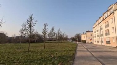 Merkez Poznan şehri, Polonya mimarisi, eski ve yeni binaların bir karışımı, açık alanlar ve aydınlık yaz koşullarında kentsel manzaralara sahiptir..