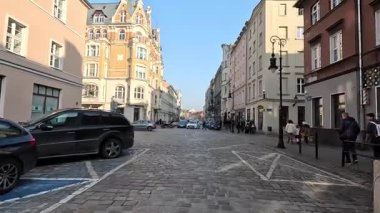 Merkez Poznan şehri, Polonya mimarisi, eski ve yeni binaların bir karışımı, açık alanlar ve aydınlık yaz koşullarında kentsel manzaralara sahiptir..