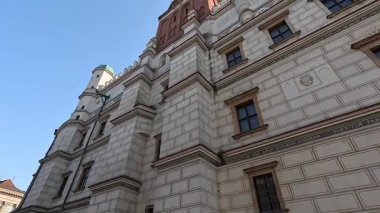 Merkez Poznan şehri, Polonya mimarisi, eski ve yeni binaların bir karışımı, açık alanlar ve aydınlık yaz koşullarında kentsel manzaralara sahiptir..