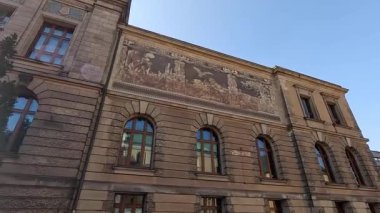 Merkez Poznan şehri, Polonya mimarisi, eski ve yeni binaların bir karışımı, açık alanlar ve aydınlık yaz koşullarında kentsel manzaralara sahiptir..