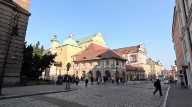 Merkez Poznan şehri, Polonya mimarisi, eski ve yeni binaların bir karışımı, açık alanlar ve aydınlık yaz koşullarında kentsel manzaralara sahiptir..