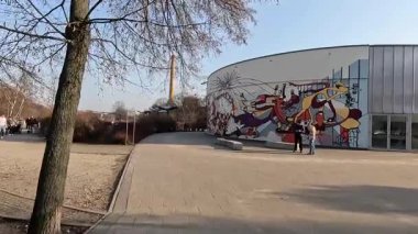 Merkez Poznan şehri, Polonya mimarisi, eski ve yeni binaların bir karışımı, açık alanlar ve aydınlık yaz koşullarında kentsel manzaralara sahiptir..