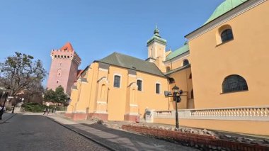 Merkez Poznan şehri, Polonya mimarisi, eski ve yeni binaların bir karışımı, açık alanlar ve aydınlık yaz koşullarında kentsel manzaralara sahiptir..