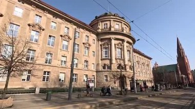 Merkez Poznan şehri, Polonya mimarisi, eski ve yeni binaların bir karışımı, açık alanlar ve aydınlık yaz koşullarında kentsel manzaralara sahiptir..