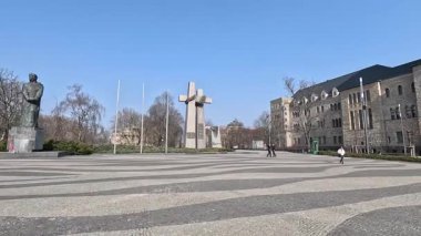 Merkez Poznan şehri, Polonya mimarisi, eski ve yeni binaların bir karışımı, açık alanlar ve aydınlık yaz koşullarında kentsel manzaralara sahiptir..