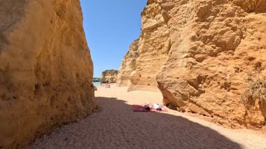 Praia da Rocha 'daki Atlantik Sahili' nde altın kumu, geniş kıyı şeridi, uçurum arkası, berrak deniz ve canlı bir sahil ortamı var. Portimao, Portekiz. Portimo