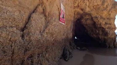 Praia da Rocha 'daki Atlantik Sahili' nde altın kumu, geniş kıyı şeridi, uçurum arkası, berrak deniz ve canlı bir sahil ortamı var. Portimao, Portekiz. Portimo