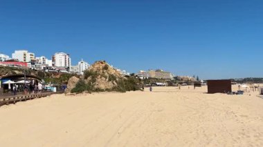 Praia da Rocha 'daki Atlantik Sahili' nde altın kumu, geniş kıyı şeridi, uçurum arkası, berrak deniz ve canlı bir sahil ortamı var. Portimao, Portekiz. Portimo