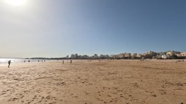Praia da Rocha 'daki Atlantik Sahili' nde altın kumu, geniş kıyı şeridi, uçurum arkası, berrak deniz ve canlı bir sahil ortamı var. Portimao, Portekiz. Portimo