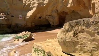 Praia da Rocha 'daki Atlantik Sahili' nde altın kumu, geniş kıyı şeridi, uçurum arkası, berrak deniz ve canlı bir sahil ortamı var. Portimao, Portekiz. Portimo