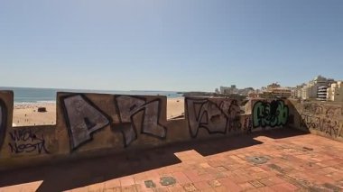Praia da Rocha 'daki Atlantik Sahili' nde altın kumu, geniş kıyı şeridi, uçurum arkası, berrak deniz ve canlı bir sahil ortamı var. Portimao, Portekiz. Portimo