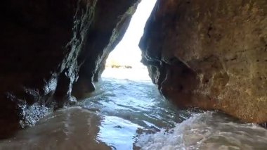 Praia da Rocha 'daki Atlantik Sahili' nde altın kumu, geniş kıyı şeridi, uçurum arkası, berrak deniz ve canlı bir sahil ortamı var. Portimao, Portekiz. Portimo