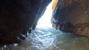 Praia da Rocha 'daki Atlantik Sahili' nde altın kumu, geniş kıyı şeridi, uçurum arkası, berrak deniz ve canlı bir sahil ortamı var. Portimao, Portekiz. Portimo